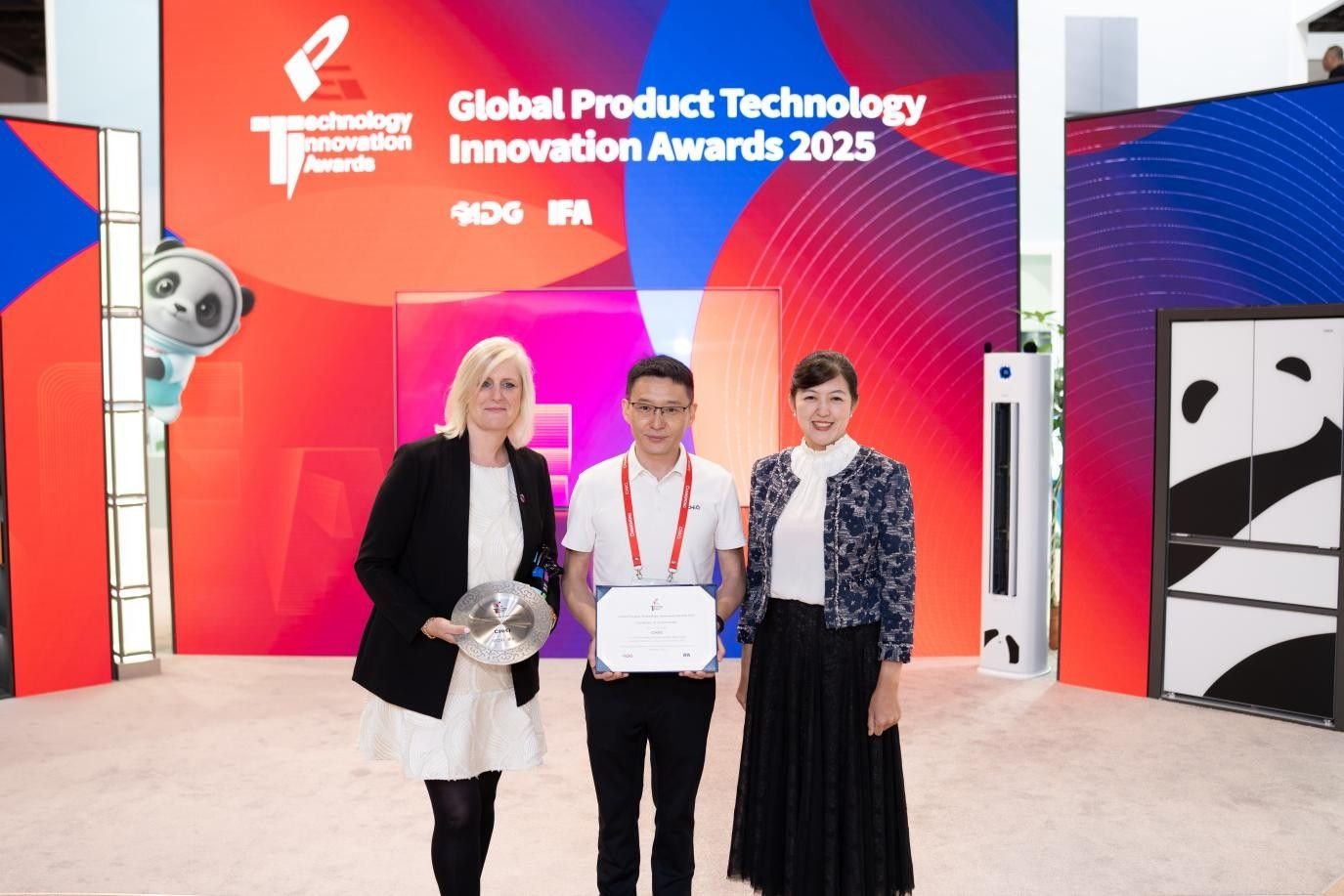 CHiQ presenta su tecnología basada en IA y con temática de pandas, el patrocinio de FIS y su liderazgo en ESG en la IFA 2025